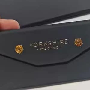 Estuche plegable personalizado con bajo relieve en mano