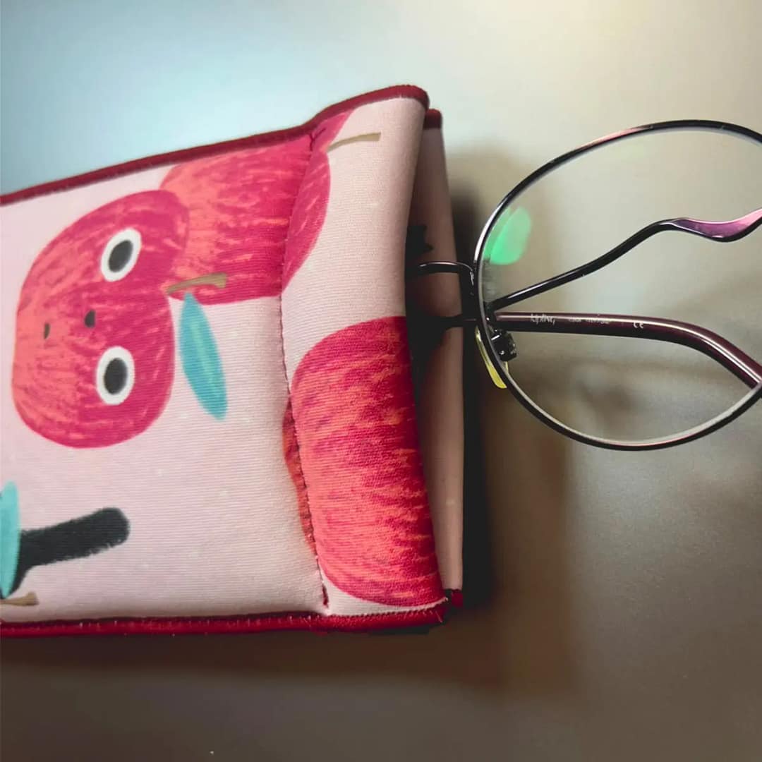 Estuche-de-microfibra-y-esponja-con-anteojos-lateral Estuche para lentes de microfibra y esponja con lentes