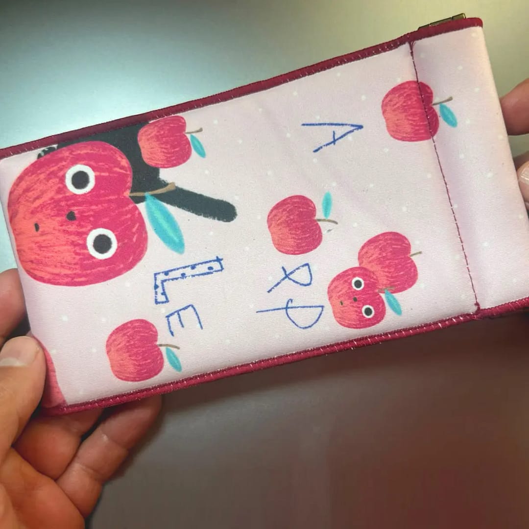Estuche-de-microfibra-y-esponja-en-mano-1 Estuche para lentes de microfibra y esponja en manos