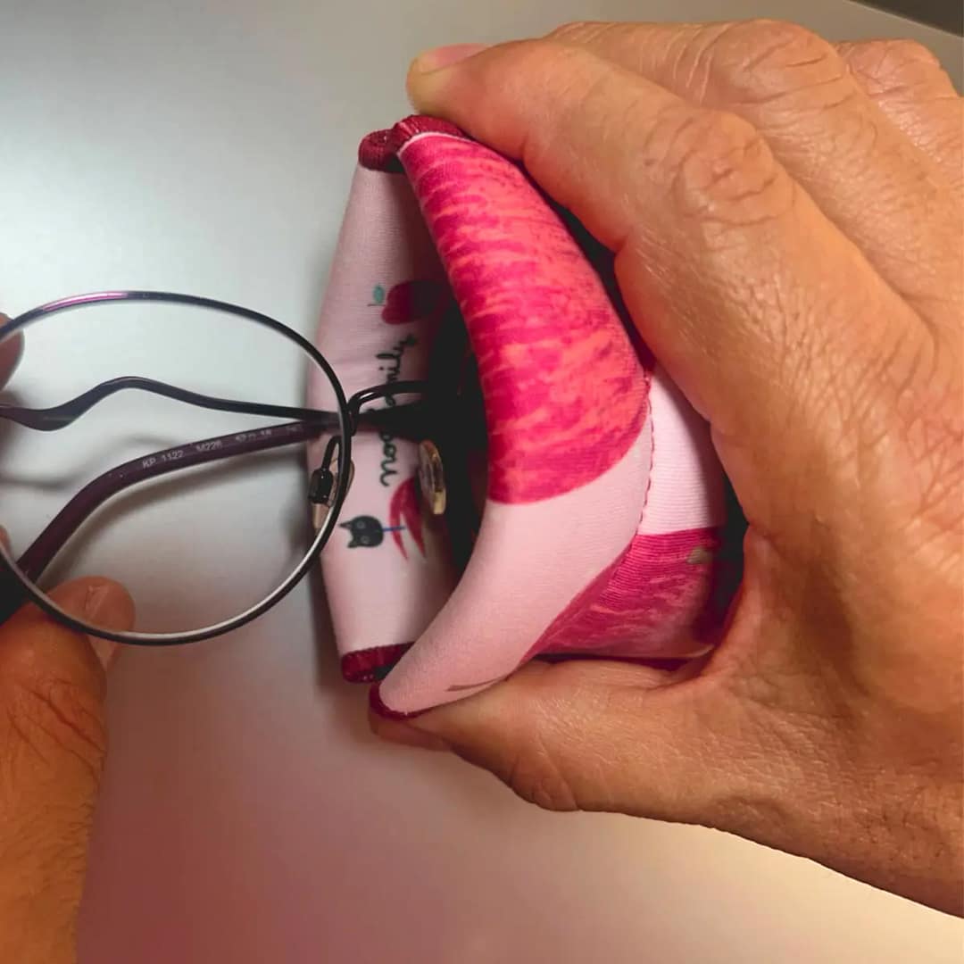 Estuche-de-microfibra-y-esponja-en-mano Estuche para lentes de microfibra y esponja con lentes