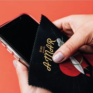 Paño de microfibra personalizado en smartphone
