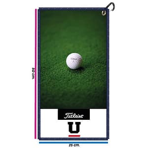 Toalla de golf con pelota sobre green