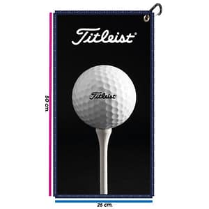 Toalla de golf con pelota sobre tee