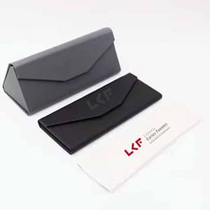 estuche-plegable-para-lentes-personalizado en uso y con microfibra Estuche plegable personalizado para lentes con logo