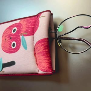 Estuche-de-microfibra-y-esponja-con-anteojos-lateral Estuche para lentes de microfibra y esponja con lentes