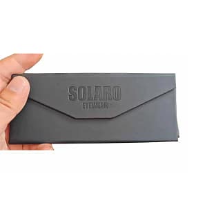 Estuche plegable personalizado con bajo relieve en mano